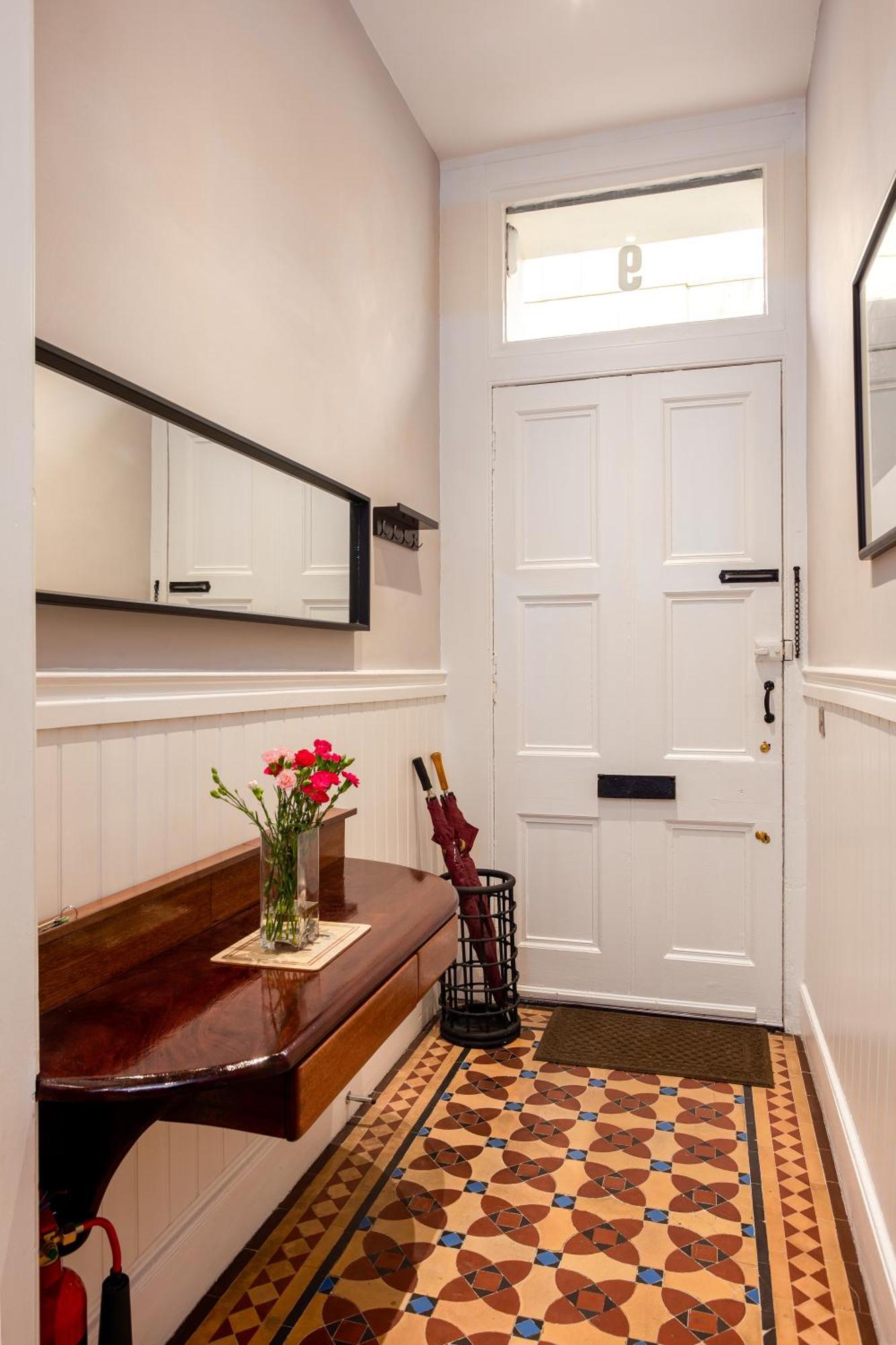 Apartment Spacious 2 Bedroom House Near The Meadows