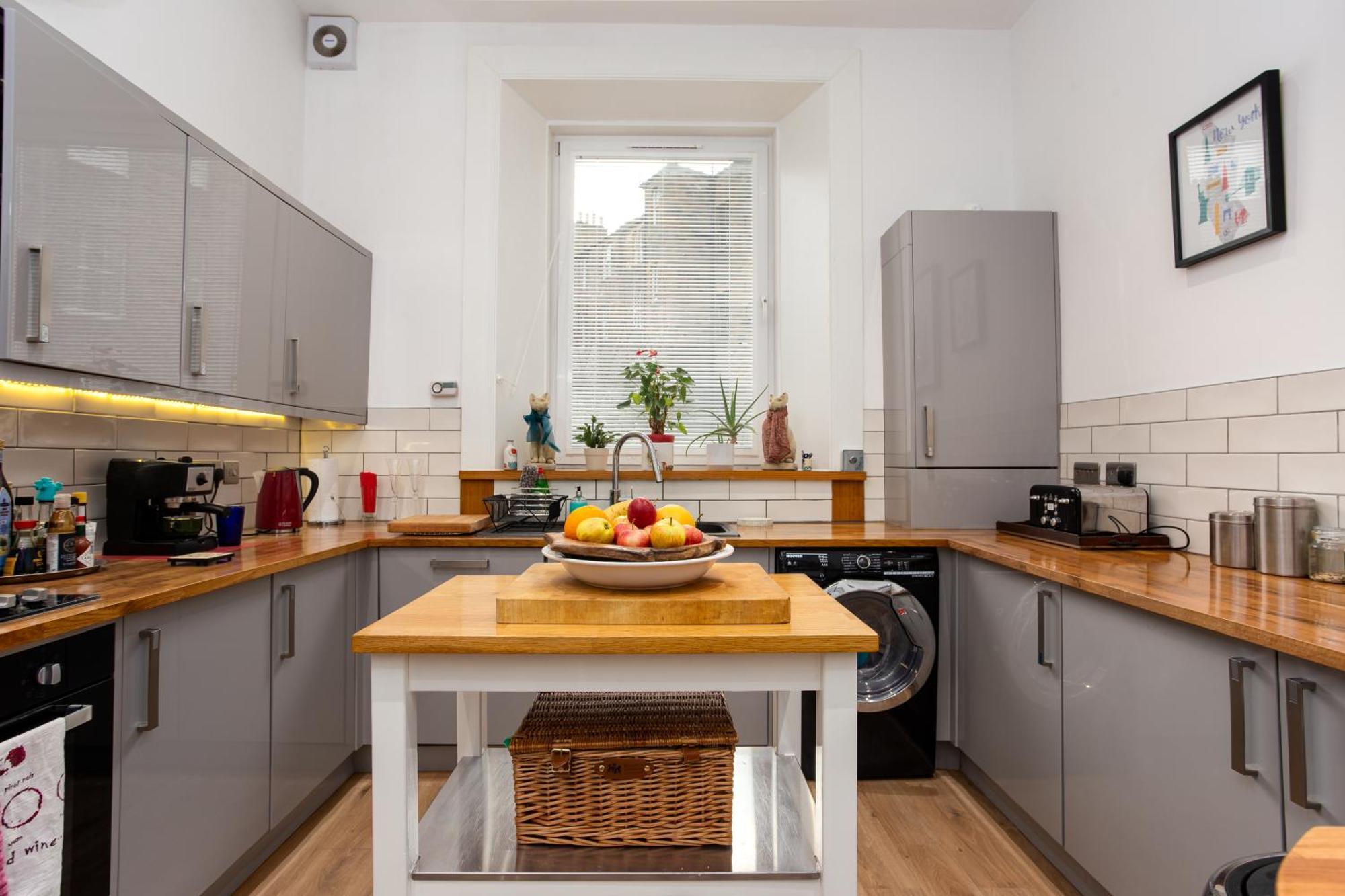 Spacious 2 Bedroom House Near The Meadows Apartment *