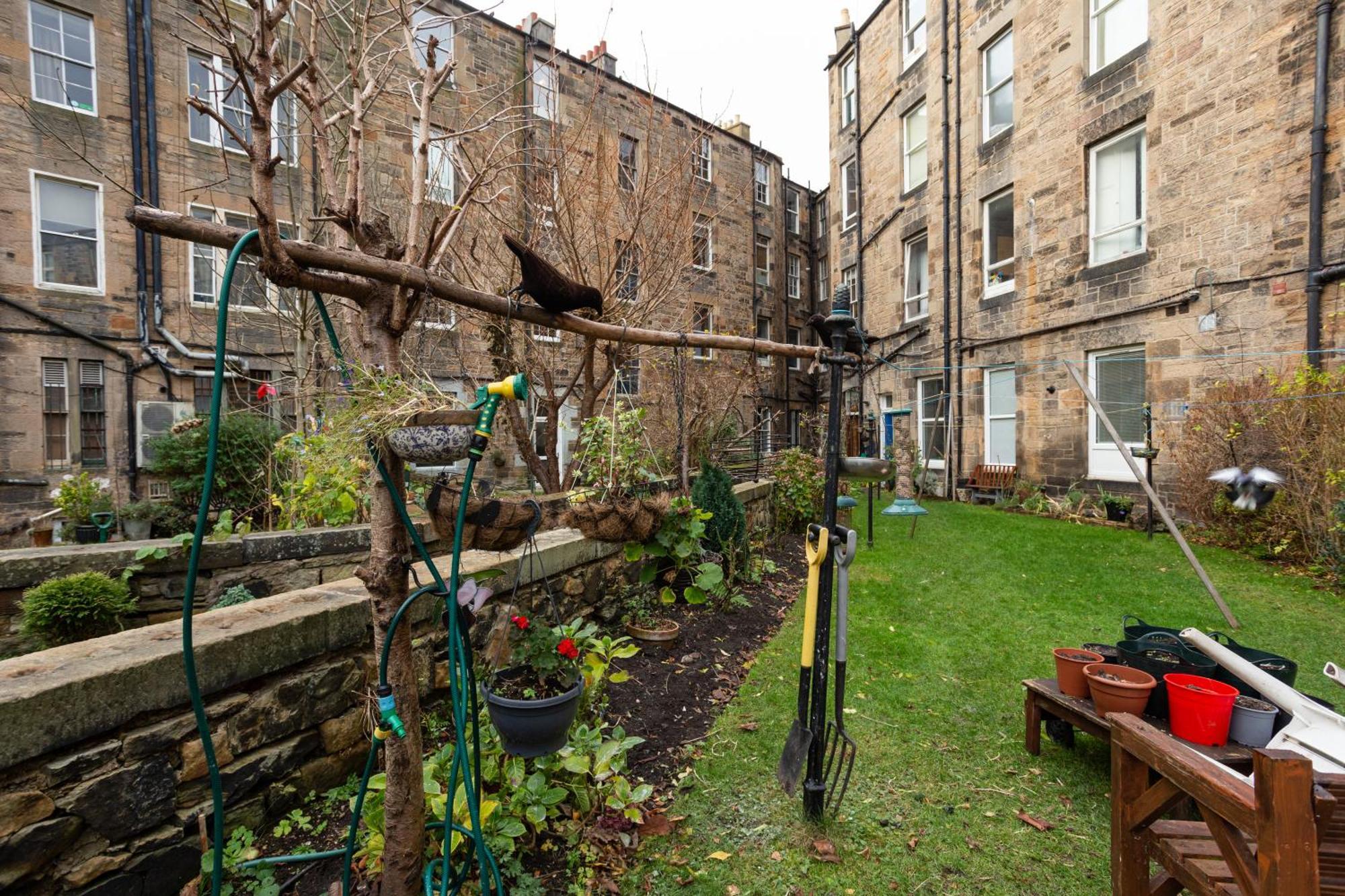 Apartment Spacious 2 Bedroom House Near The Meadows